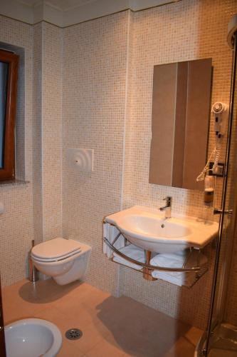 Koupelna v ubytování Hotel Palace Savuto