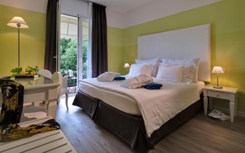 pokój hotelowy z dużym łóżkiem i oknem w obiekcie Palace Hotel San Pietro w mieście Bardolino