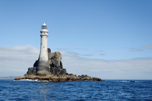 ein Leuchtturm auf einer Insel im Ozean in der Unterkunft Melrose B&B in Clonakilty