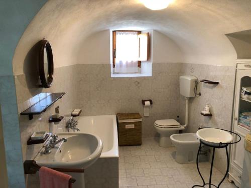 a bathroom with a sink and a toilet at Ammoglja in Calascio
