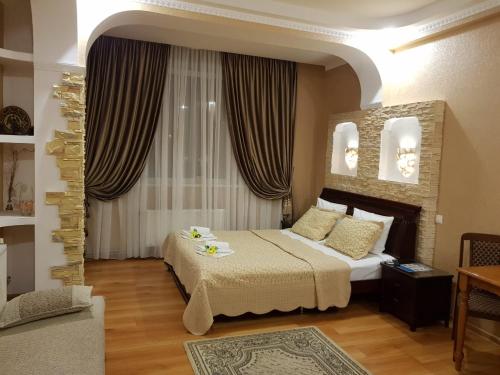 ソチにあるSmall accommodation facility Guest house Zolotaya Milyaのベッドと鏡が備わるホテルルーム