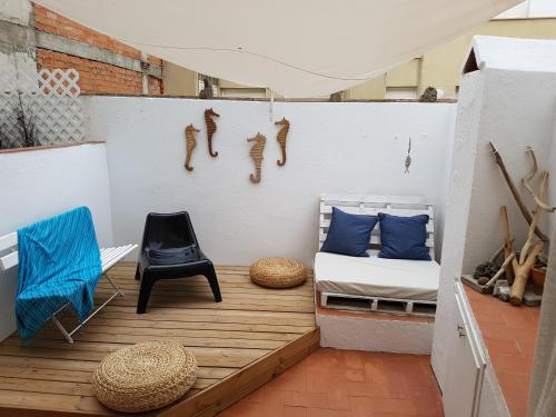 コレラにあるCostaBrava Colera Apartamentの小さなバルコニー(ベッド1台、椅子付)