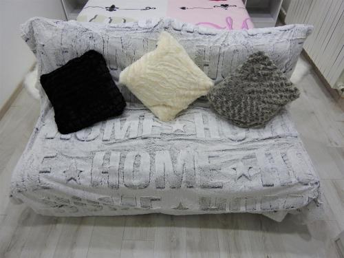 biała kanapa z poduszkami na górze w obiekcie Sweet Dreams Apartment w mieście Varaždin