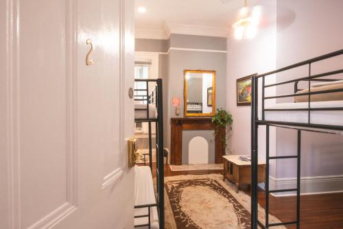 Katil atau katil-katil dalam bilik di HOSTEL Auberge NOLA