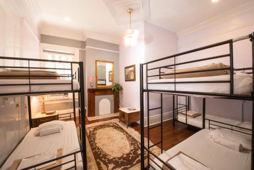 Katil atau katil-katil dalam bilik di HOSTEL Auberge NOLA