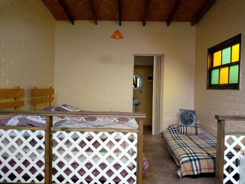 een slaapkamer met een bed en een raam bij Chalet Suizo in Pachacamac