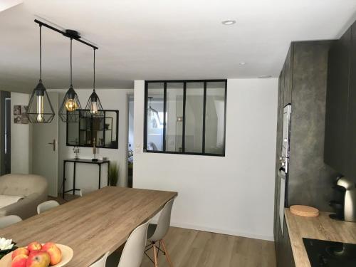 Il comprend une cuisine et une salle à manger avec une table en bois. dans l'établissement Chaleureux et confortable 8 pers plein centre, à Cauterets