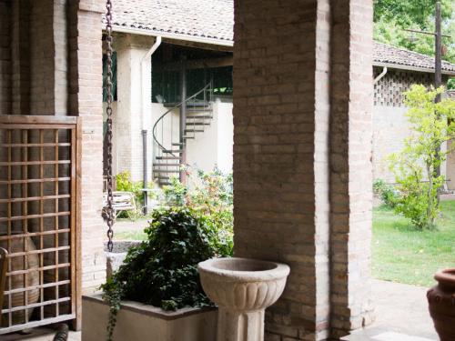 a porch with a planter in the corner of a house at La Luna nel Pozzo in Parma