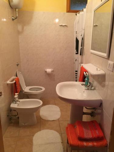 ムラヴェーラにあるLa margheritaの小さなバスルーム(トイレ、シンク付)