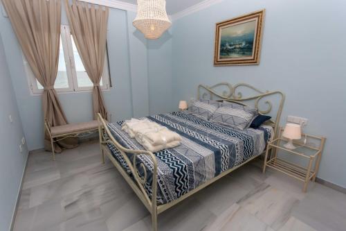 een slaapkamer met een bed en een raam bij Villa Venecia, Apartamento de Lujo en 1º línea de playa + parking in Málaga