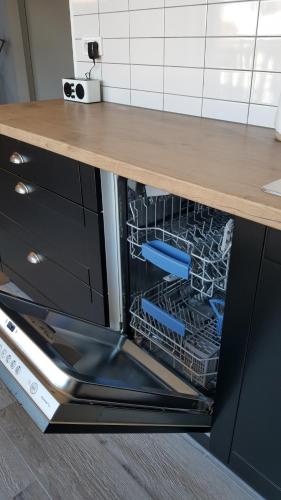 シュツァブニツァにあるApartament Homole A6の食器洗い機(ドアはキッチン内に開きます)