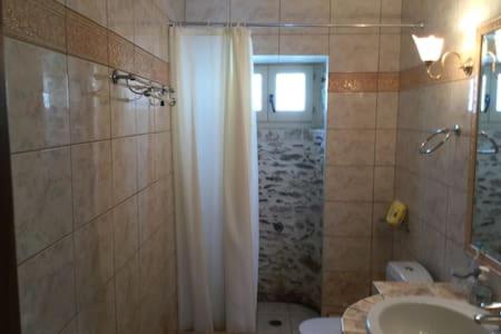 Kylpyhuone majoituspaikassa Villa Chorefto