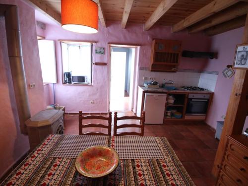 eine Küche mit einem Tisch und einer Schüssel darauf in der Unterkunft Casa Azul in Nazaré