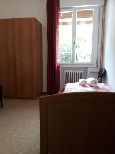 a bedroom with a bed and a window at Venice Best Vacation in Marghera