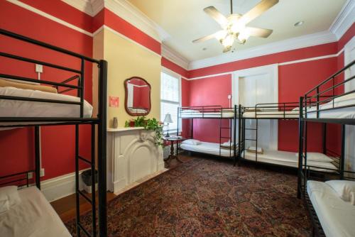Katil atau katil-katil dalam bilik di HOSTEL Auberge NOLA