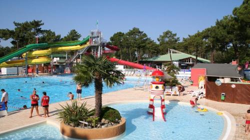 - une piscine avec un parc aquatique dans l'établissement Mobile Home - Camping, aux Mathes