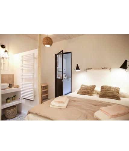 une chambre avec un lit avec deux serviettes dessus dans l'établissement Appartement centre ville d'Arles, à Arles