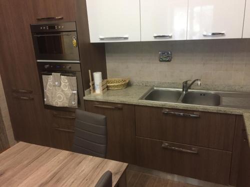 eine Küche mit Spüle und Arbeitsplatte in der Unterkunft Rue de Vachery 46 in Etroubles