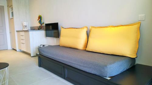 レ・ズィサンブルにあるLes Rivages des Issambresの黄色の枕(ソファに座った部屋内)
