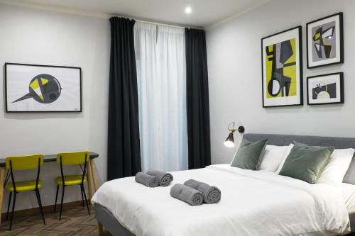 a bedroom with a bed and a table and chairs at The Gallery 42 Guest House in Florence