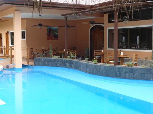 a swimming pool in a villa with a restaurant at Hotel-Boutique Patampa in David