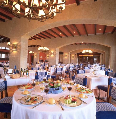 a dining room with white tables and chairs at Parador de Sos del Rey Católico in Sos del Rey Católico