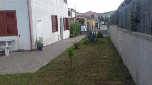 a small alley with a building and a fence at Villa Rosa in SantʼAntìoco