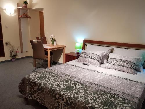 Un pat sau paturi într-o cameră la ELG Rooms