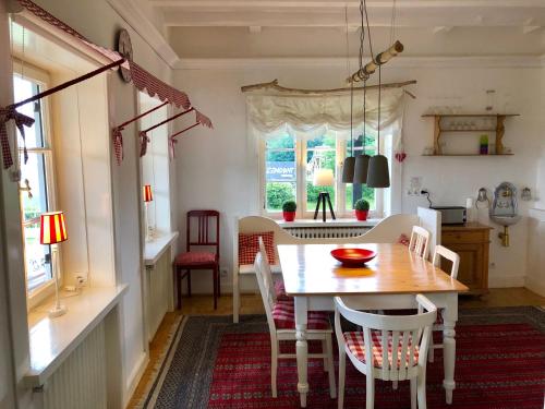 une salle à manger avec une table et des chaises ainsi qu'une cuisine dans l'établissement Haus Schneekappe (Winterberg), à Winterberg