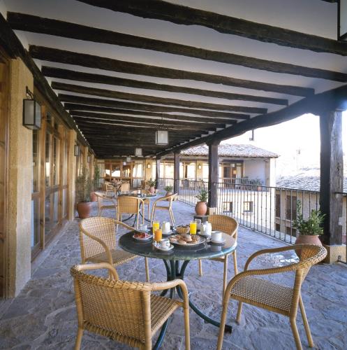 a patio with a table and chairs on a balcony at Parador de Sos del Rey Católico in Sos del Rey Católico