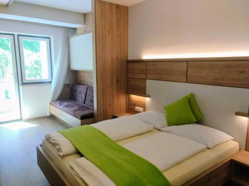 Postel nebo postele na pokoji v ubytování Gasthof Kreuzwirt