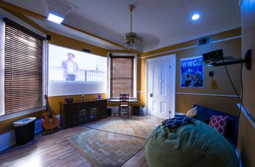 a living room with a tv and a couch at HOSTEL Auberge NOLA in New Orleans