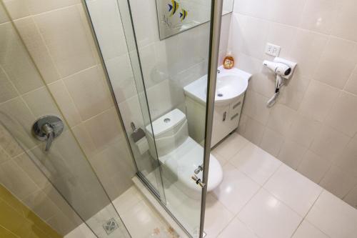 La salle de bains est pourvue d'une douche, de toilettes et d'un lavabo. dans l'établissement Apartamento Familiar Ideal, à Cochabamba
