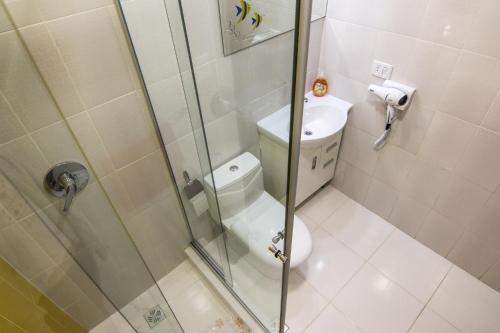 Un baño con ducha, inodoro y lavabo. en Apartamento Familiar Ideal, en Cochabamba