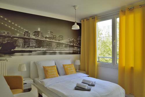Un pat sau paturi într-o cameră la Sleep4you Apartamenty Centrum