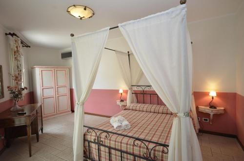 um quarto com uma cama de dossel em Catarin Comfort Rooms em Castelluzzo