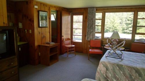 אזור ישיבה ב-The Lodge at Loon Lake