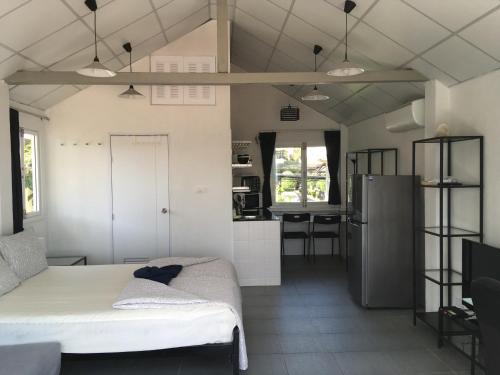 Piccola camera con letto e cucina. di Beach Apartment Samui (Bann Kanchana Bangrak) a Bophut