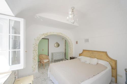 Giường trong phòng chung tại Tragara 12C Art House, Capri