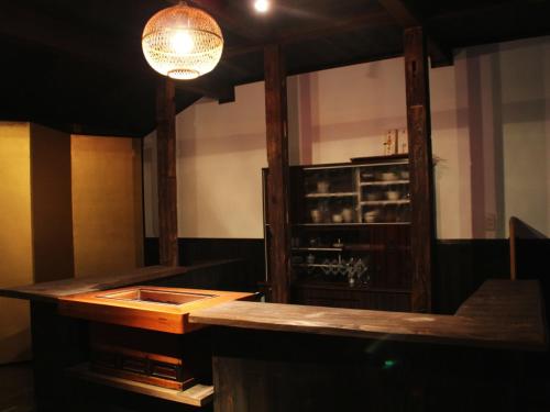- un bar avec un comptoir en bois dans la chambre dans l'établissement Monzen Okagero, à Ikuma