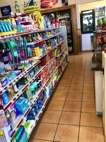 Supermarket nebo jiné obchody v  hotelu nebo okolí