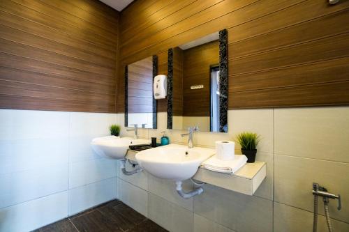 ein Badezimmer mit zwei Waschbecken und zwei Spiegeln in der Unterkunft The Barat Tioman Beach Resort in Kampong Juara