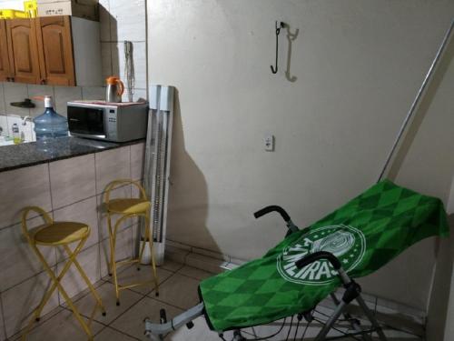uma cozinha com um carrinho verde numa cozinha em Casa em Fortaleza