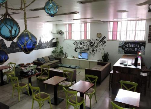 sala de estar con sillas verdes y sofá en Central Hostel en Río de Janeiro