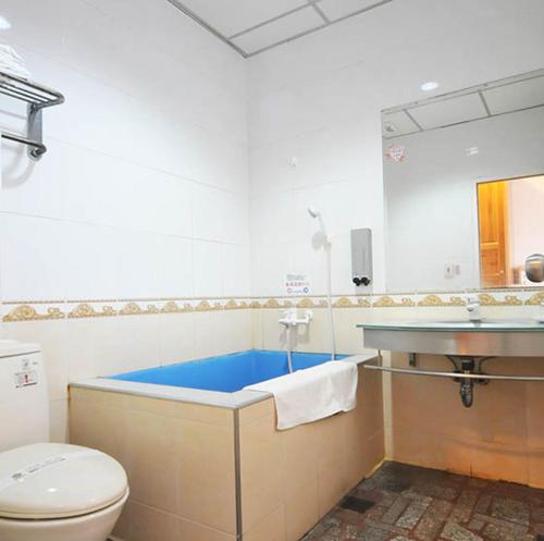 uma casa de banho com um WC e um lavatório em Wan Jin Hot Spring em Wanli