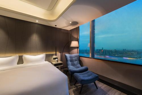 Ένα ή περισσότερα κρεβάτια σε δωμάτιο στο Mercure Hangzhou Qianjiang