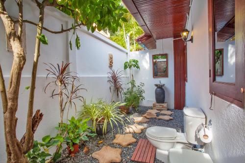 Ванная комната в Traditional Thai Villa in Tropical Nature, 4BR & Pool, near Rawai Beach