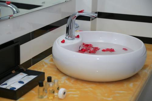 a white sink with a faucet on a counter at Van Kim Long in Ấp Ðông Quì