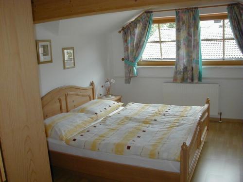 ザンクト・マルティン・アム・テンネンゲビルゲにあるFerienwohnung Maria Gstatterの窓付きの部屋にベッド付きのベッドルーム1室があります。
