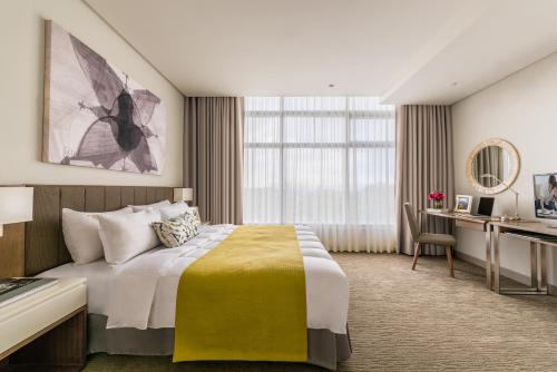 een hotelkamer met een bed en een bureau bij Citadines Millennium Ortigas Manila in Manilla